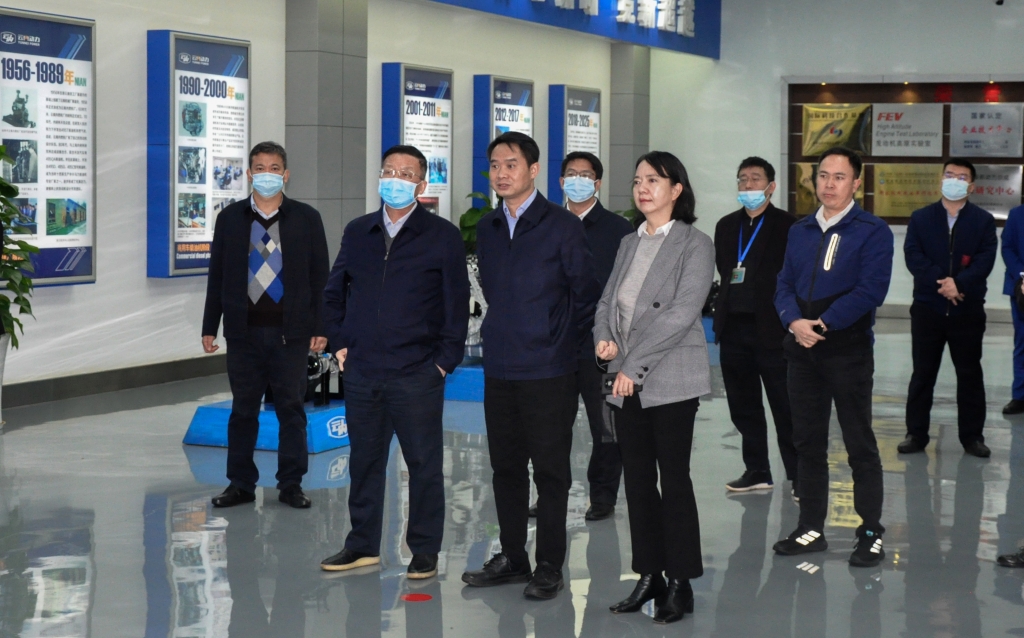 昆明市委常委杨东伟一行到云南GA黄金甲动力集团有限公司发展调研